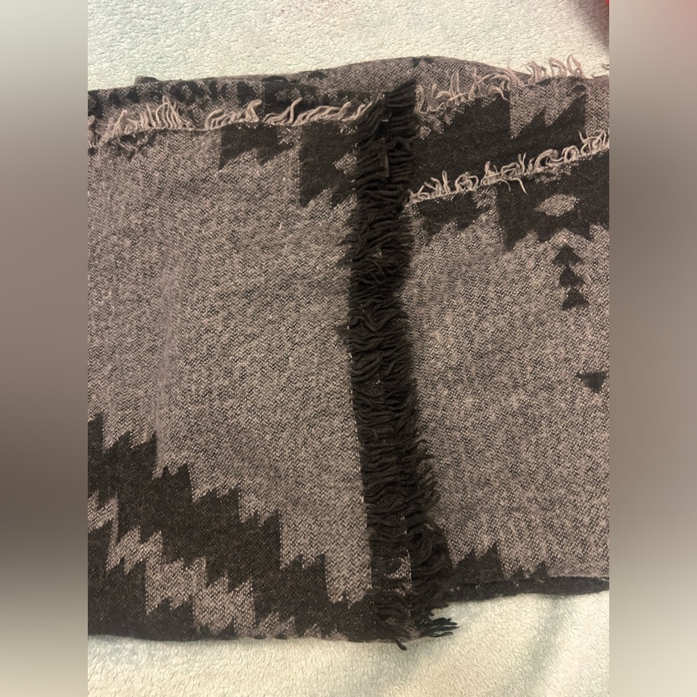 Large Square Scarf Gray Pattern - Picture 3 of 7